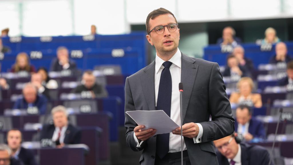 El líder de Patriotas por Europa, Jordan Bardella, durante el debate de este lunes en el Parlamento Europeo