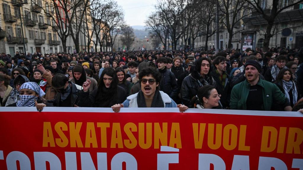 Manifestantes muestran un cartel en apoyo al centro social de izquierda Askatasuna en Turín.
