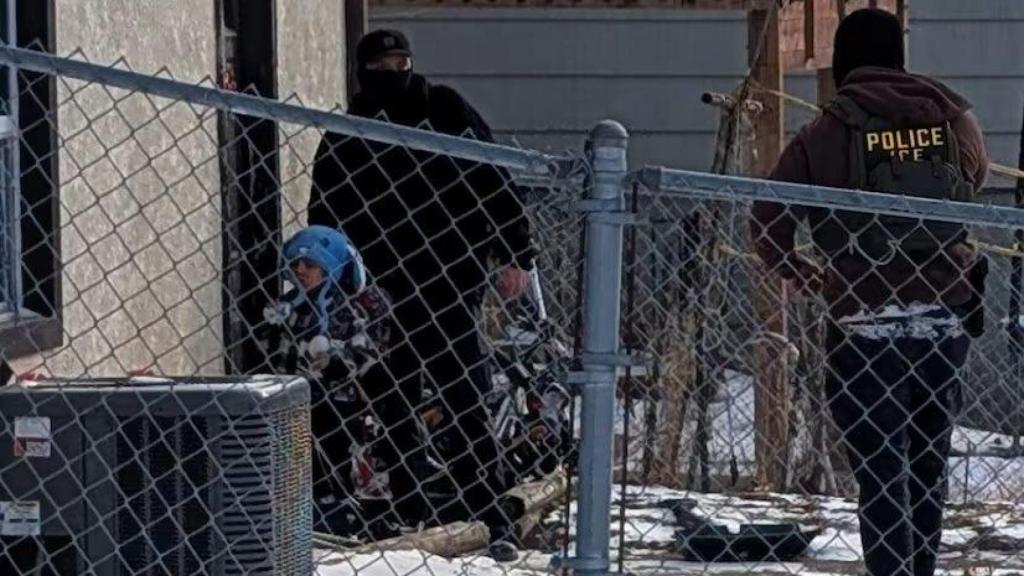 Agentes de ICE acompañan a Liam Conejo hasta la puerta de su casa