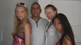 Siad (en el centro) posa con tres mujeres que, según él, han hecho exploración en Europa.