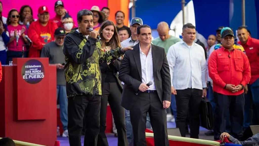 El presidente de Venezuela Nicolás Maduro habla con el empresario colombiano, Alex Saab, en Caracas (Venezuela).