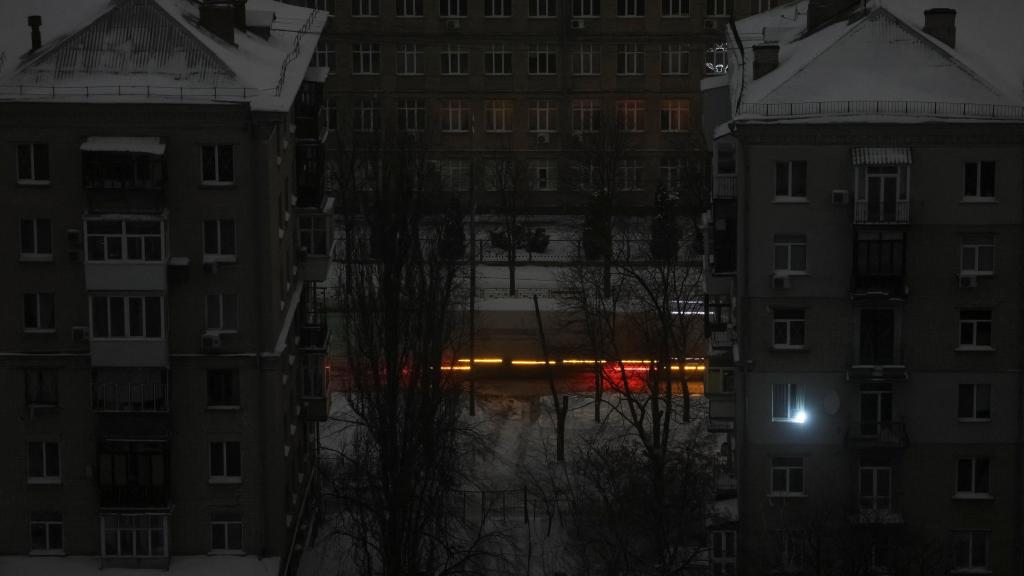 Kiev durante el apagón eléctrico de este sábado debido al masivo ataque ruso ocurrido la madrugada de este viernes.