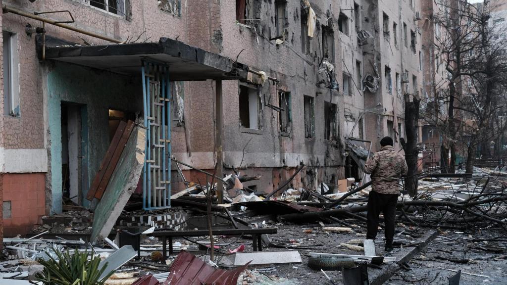 Consecuencias del bombardeo que Rusia llevó a cabo la madrugada del domingo contra un barrio residencial de Kramatorsk.