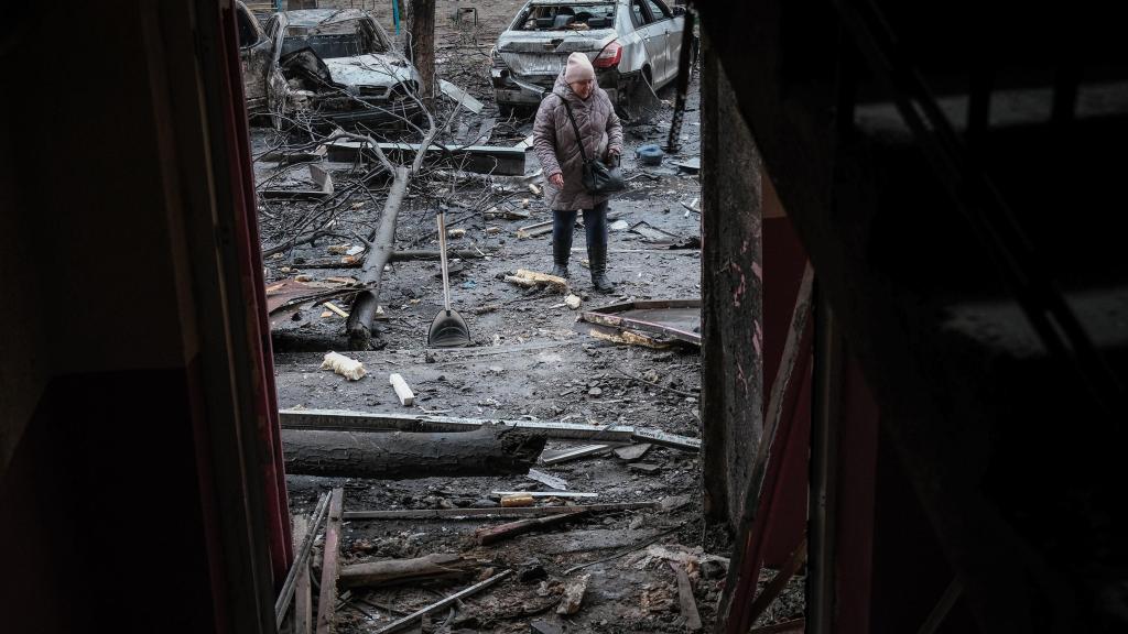 Una residente de Kramatorsk intenta acceder a su casa después de un intenso bombardeo ruso en su barrio.
