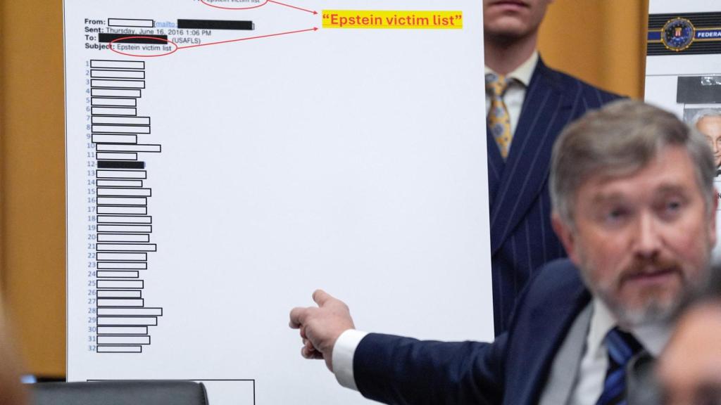 El representante estadounidense Thomas Massie señala un tablero que muestra un correo electrónico con extractos redactados y el asunto Lista de víctimas de Epstein.
