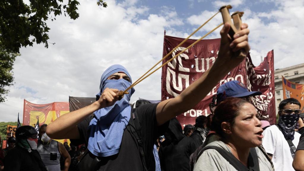 Un manifestante lanza piedras con una honda en Buenos Aires este miércoles.