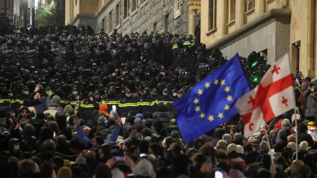 Manifestantes proeuropeos frente al Parlamento de Georgia, en medio de protestas.