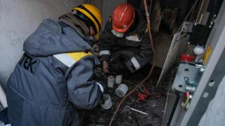 Los trabajadores de DTEK reparan una subestación eléctrica en el centro de Kiev, en medio de un frío extremo y los bombardeos rusos.