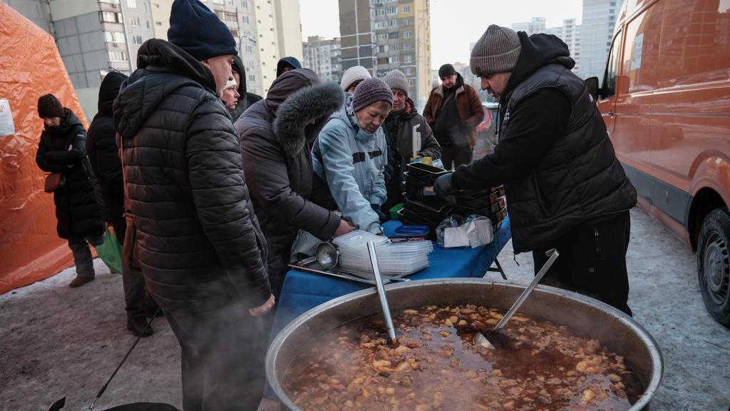 La ONG World Central Kitchen distribuye borsch caliente a la población civil que acude a los refugios termales instalados en Kiev.