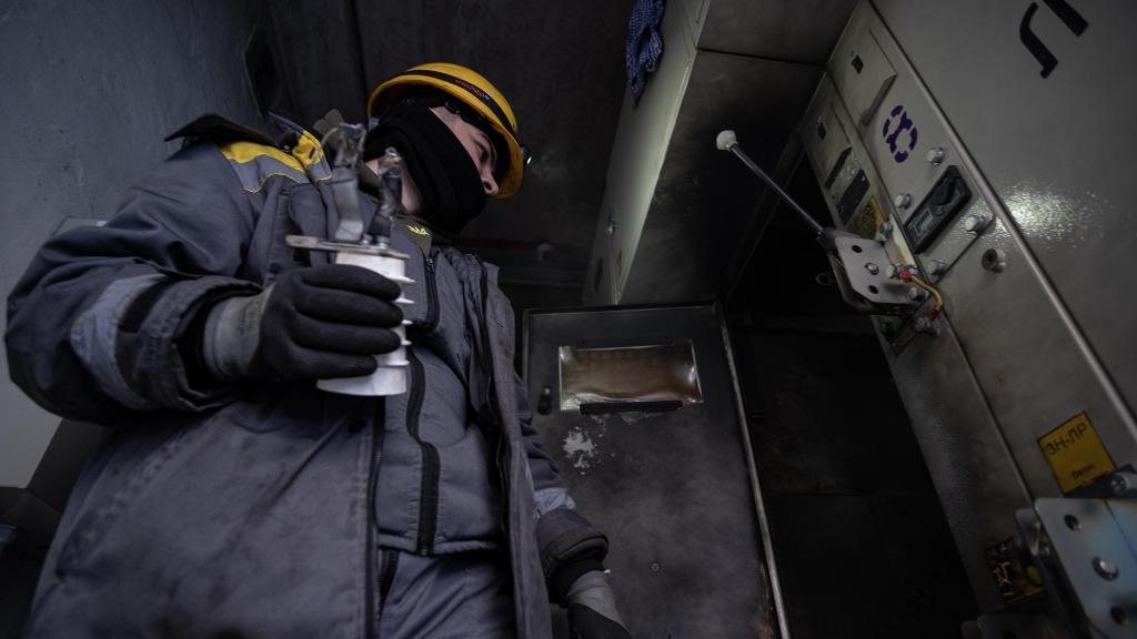 Un electricista repara una subestación en el centro de Kiev, en medio de una ola de frío y bombardeos.