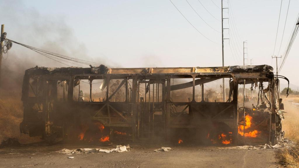 Un autobús utilizado como puesto de control por el crimen organizado fue incendiado en protesta tras el asesinato de 'el Mencho'.