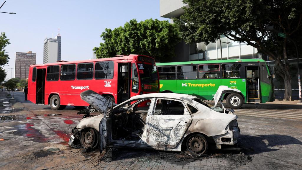 Un vehículo quemado utilizado como barricada por miembros del crimen organizado.