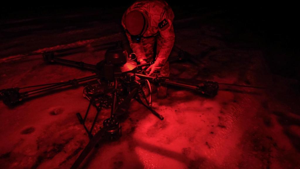 Valet, piloto de la 56.ª Brigada, se prepara para una misión de ataque con el dron Vampiro que opera su unidad en el frente de Donetsk.