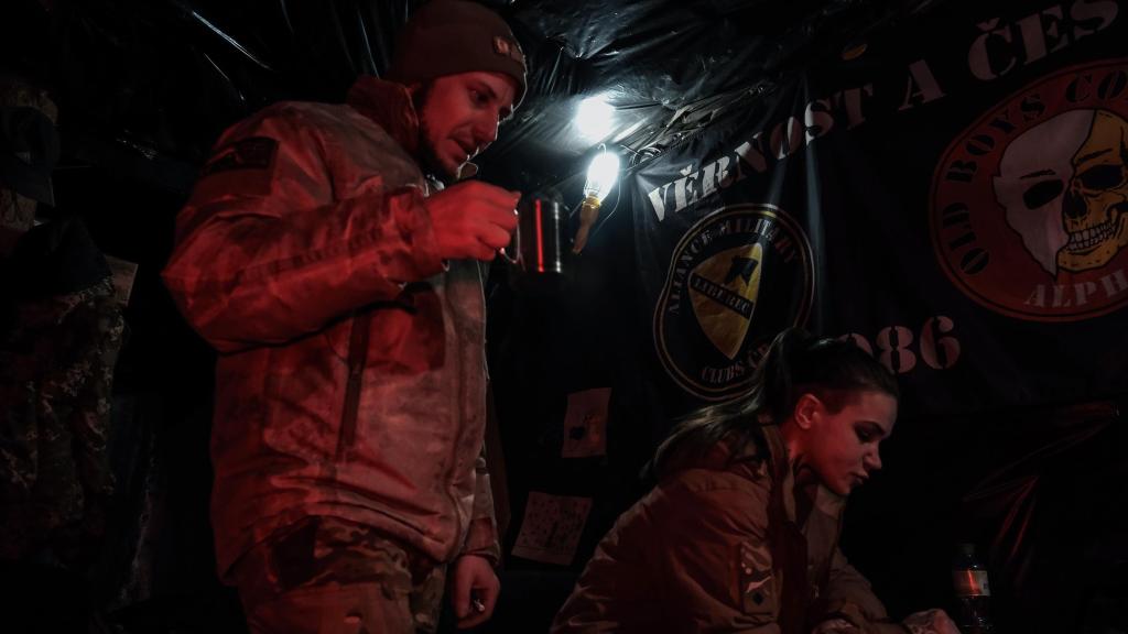 Runa pilota un dron Vampiro desde su trinchera, excavada bajo tierra en la línea del frente de Donetsk, mientras Valet observa cómo se desarrolla la misión de ataque.