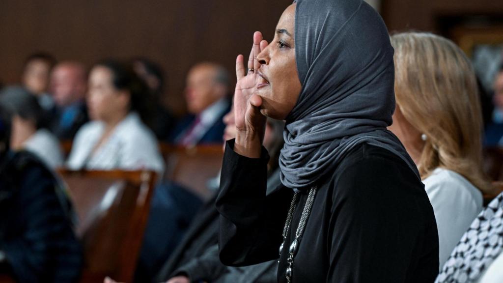 La congresista Ilhan Omar reprende a Donald Trump durante el Estado de la Unión.