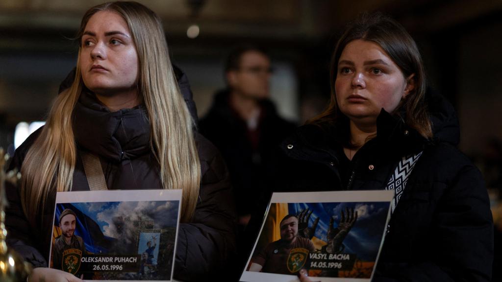 Los ucranianos que viven en Türkiye sostienen retratos de soldados ucranianos desaparecidos y encarcelados para exigir la intervención de la comunidad internacional.