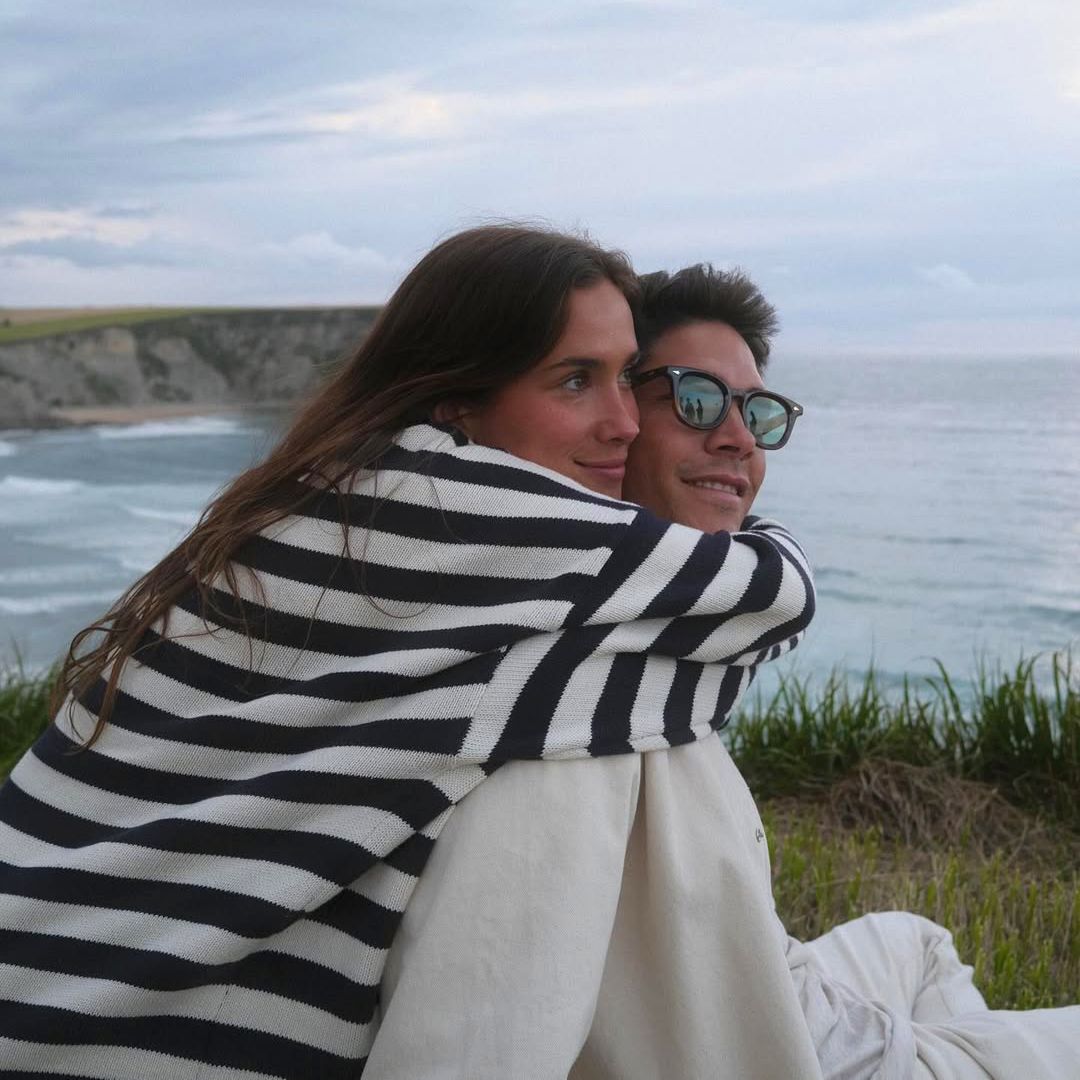 María Pombo y Pablo Castellano en la playa de Langre, Cantabria