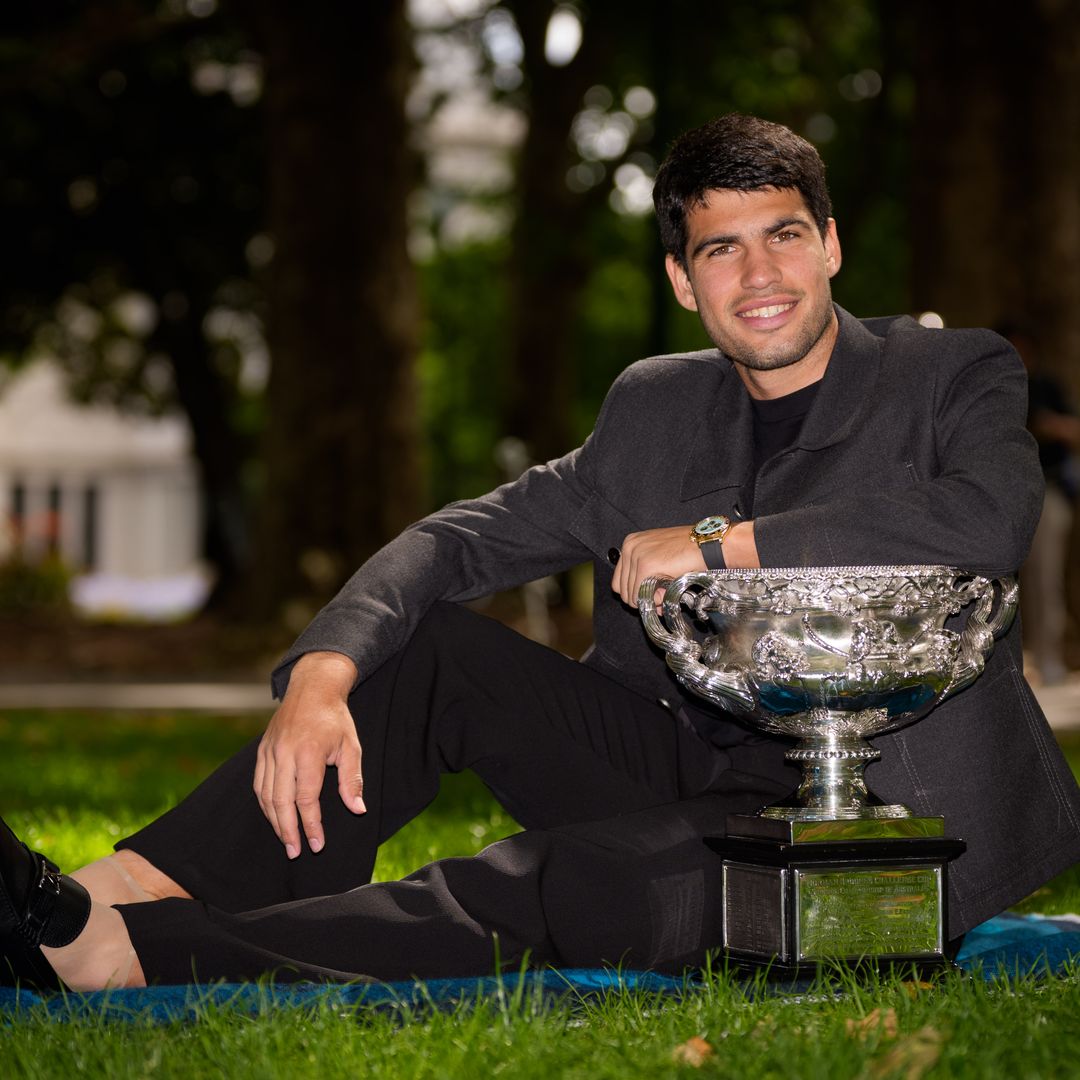 Carlos Alcaraz posa con la copa del Open de Australia, un día después de ganarla