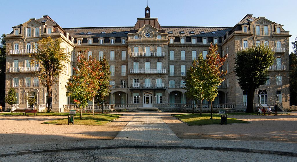 Façade du Gran Hotel del Balneario de Mondariz, reconstruit après l'incendie de 1973, et symbole de son âge d'or.