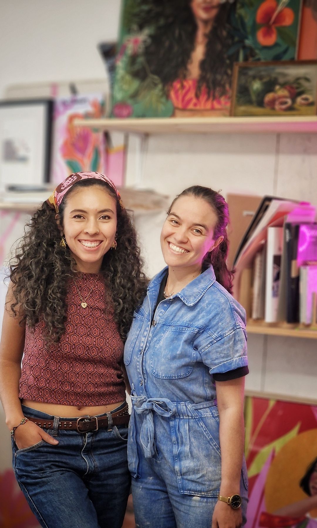 La ceramista colombiana Yvonne Rausch trabaja la cerámica con moldes y crea piezas únicas que desafían el concepto de estabilidad modificando sus centros de gravedad. En la imagen, con su compañero del taller de la ciudad de Viena.