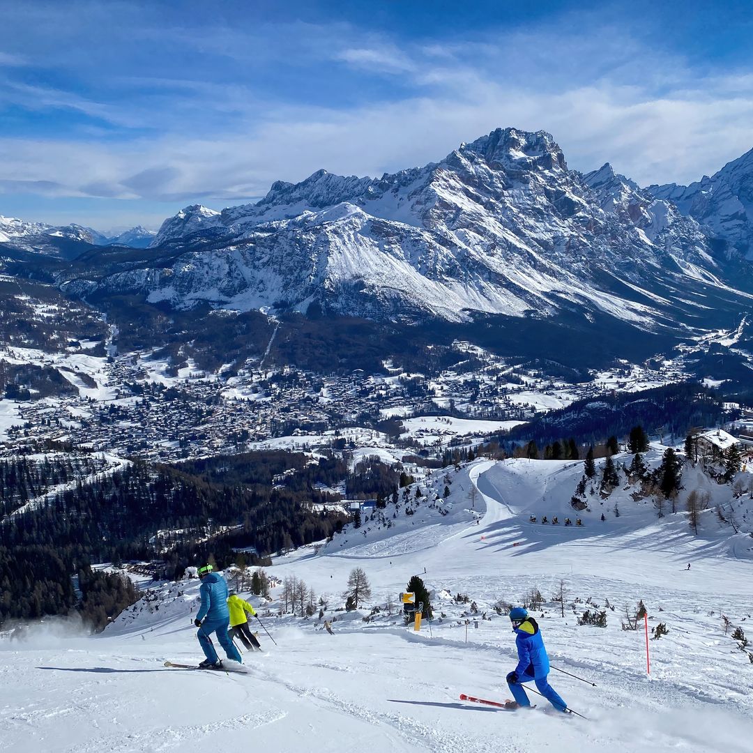 Esquiadores en Cortina d'Ampezzo, Dolomitas, Italia