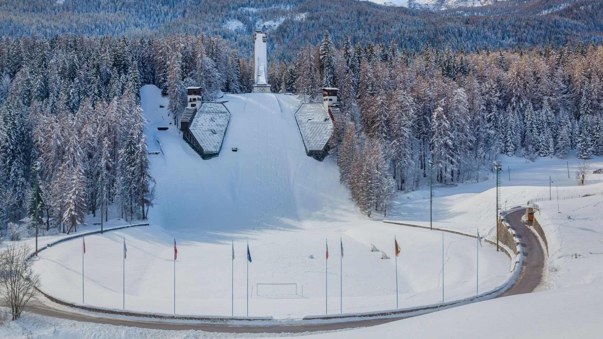 Salto de esquí en Cortina d'Ampezzo, Dolomitas, Italia