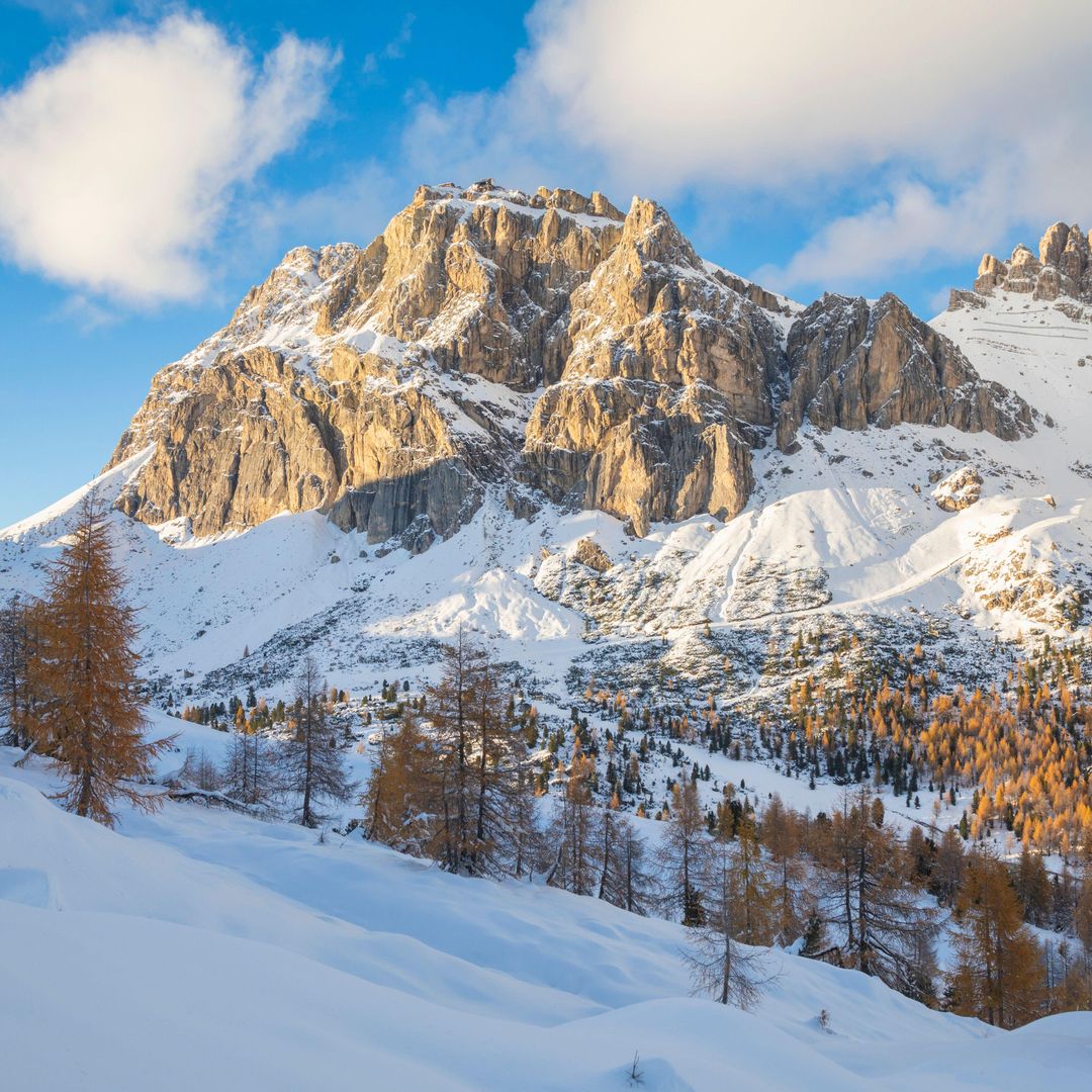 Puesta de sol de invierno sobre el monte Lagazuoi, Cortina d'Ampezzo, Dolomitas