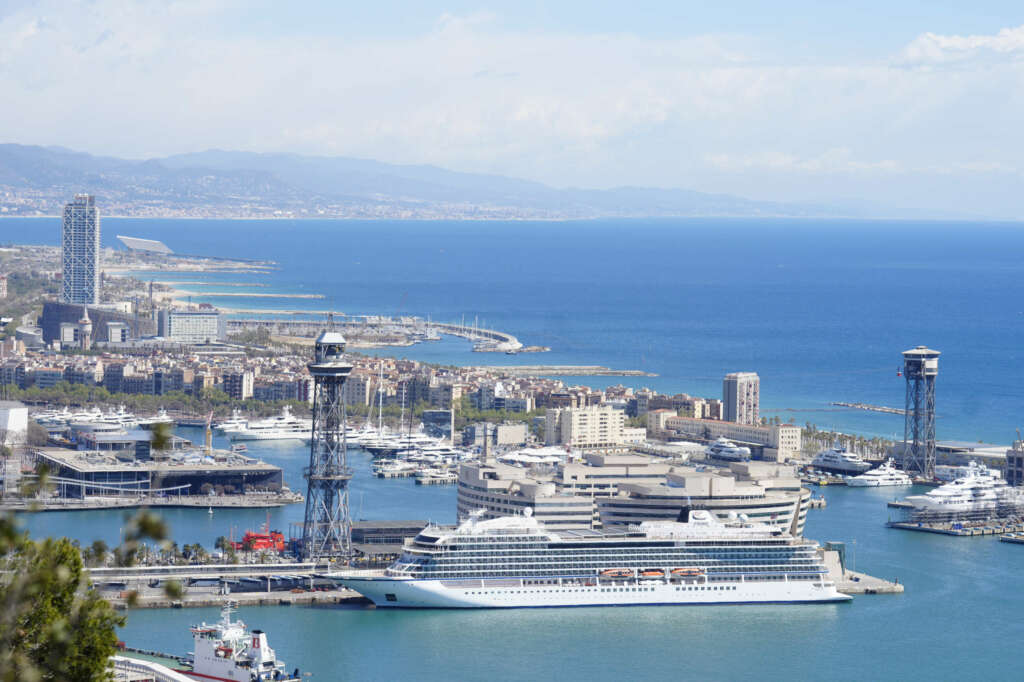 GRAFCAT8898. BARCELONA, 13/04/2023.- Vista de un crucero en el Puerto de Barcelona este jueves al publicarse un estudio de la Universidad de Barcelona por encargo de la Cruise Lines International Association (CLIA), que estima que el 4,1% de los turistas que visitarán Barcelona este año serán cruceristas y dejarán en la ciudad el 13% de la recaudación de la tasa turística que va al ayuntamiento. EFE/Enric Fontcuberta
