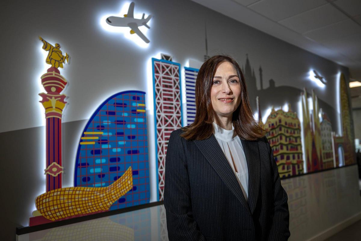 La presidenta y directora general de Vueling, Carolina Martinoli, delante de uno de los mosaicos de las oficinas de la compañía aérea en Viladecans, antes de la entrevista.