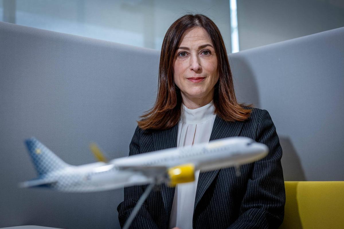 La presidenta y directora general de Vueling, Carolina Martinoli, junto a la maqueta de un avión en la sede de la aerolínea en Viladecans.