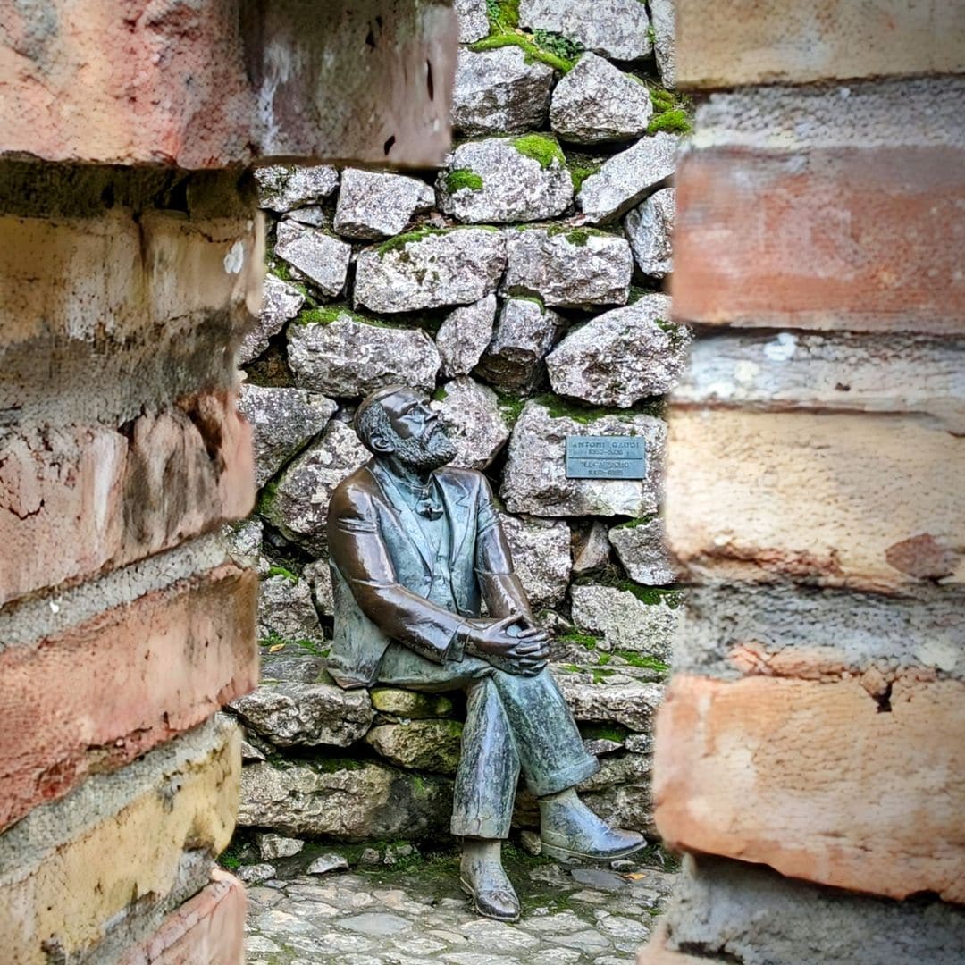 Gaudí en un rincón del Capricho de Gaudí, Comillas, Cantabria