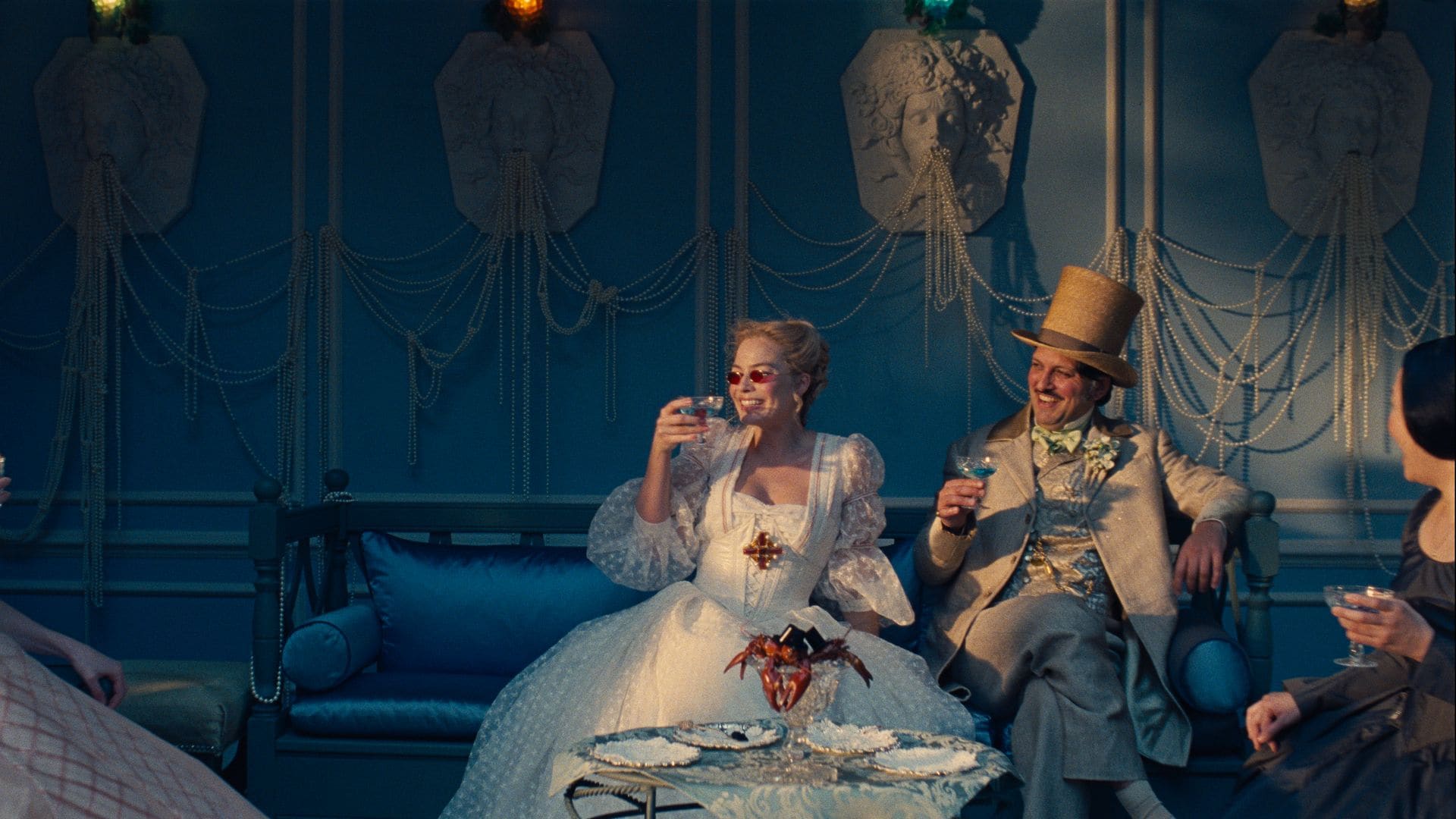 Escena de la película Cumbres borrascosas, protagonizada por Margot Robbie y Jacob Elordi, y dirigida por Emerald Fennel