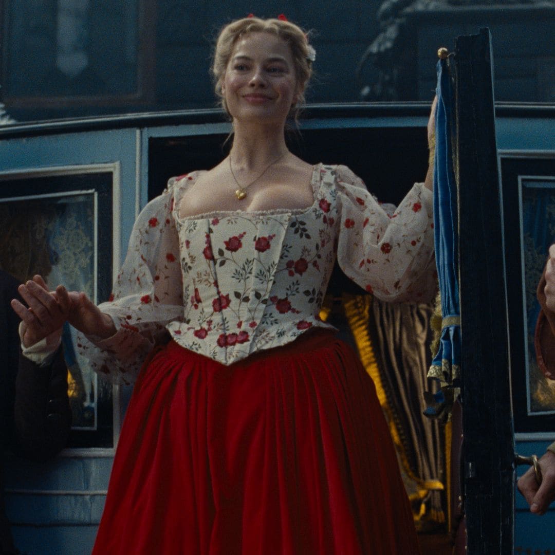 Escena de la película Cumbres borrascosas, protagonizada por Margot Robbie y Jacob Elordi, y dirigida por Emerald Fennel