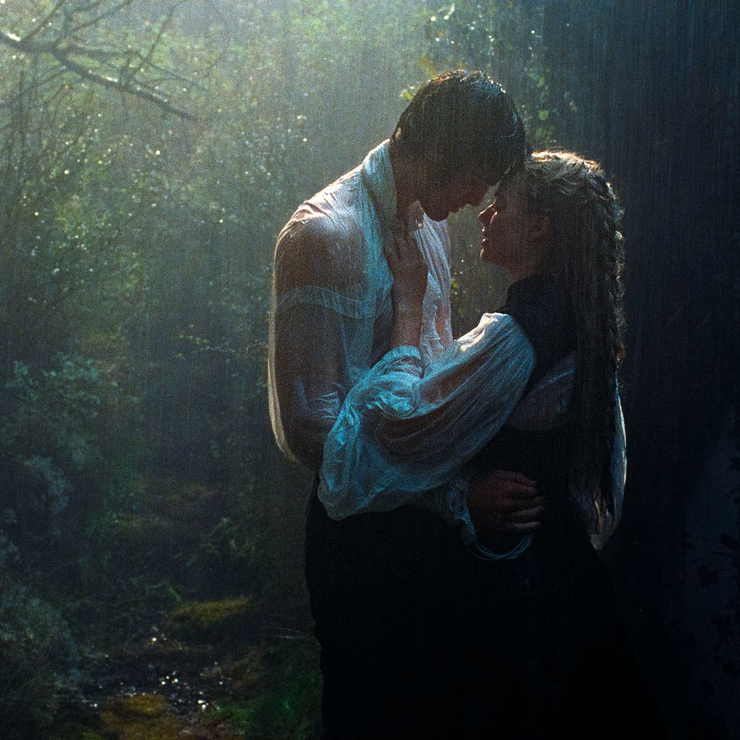 Margot Robbie y Jacob Elordi en una escena de la película Cumbres borrascosas rodada en Inglaterra, concretamente en el condado de Yorkshire.