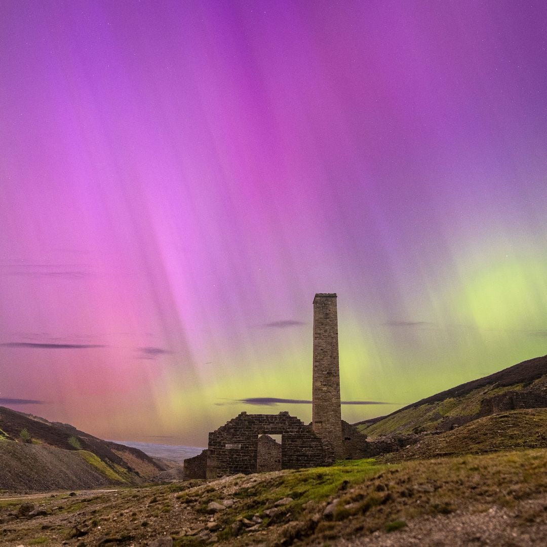 Aurora boreal en North Yorkshire, junto a las ruinas de Old Gang Beck