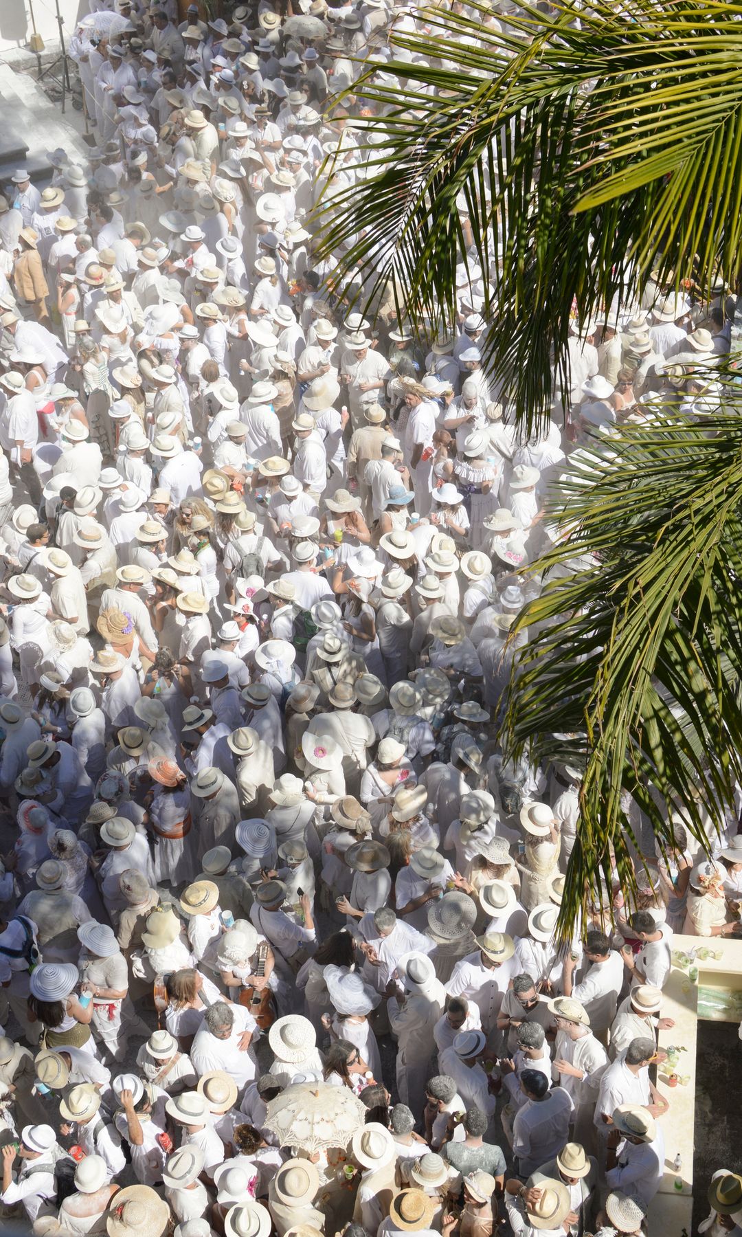 Celebración de uno de los carnavales más curiosos y coloridos de España, el Carnaval de los Indianos, en Santa Cruz de la Palma