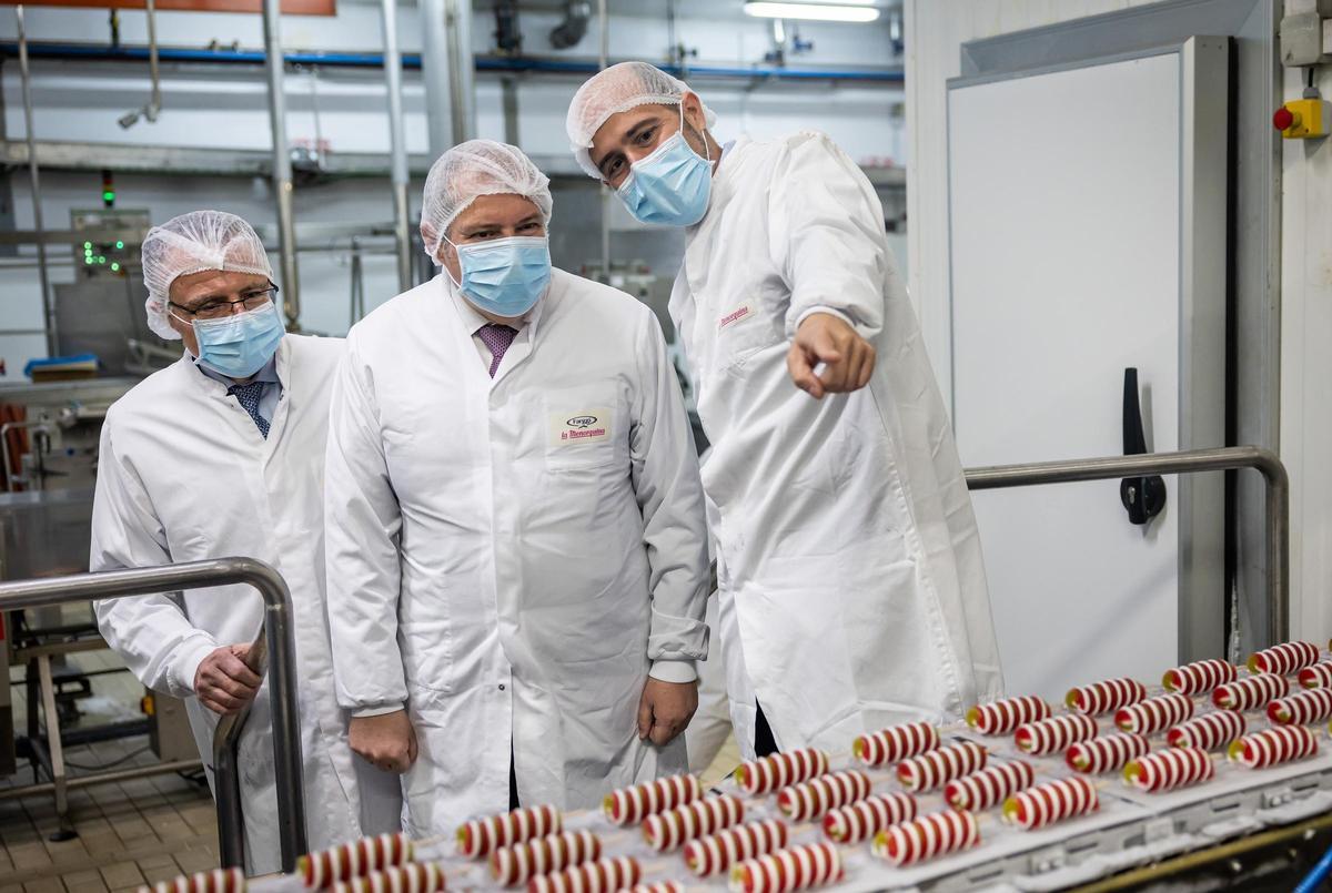 Visita del conseller de Industria y Turismo, Jordi Hereu, en el centro, a la fábrica de La Menorquina, en Palau-solità i Plegamans.