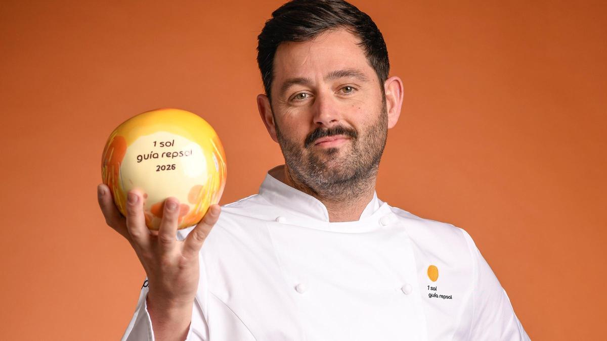 Manu Nunes con el sol Repsol por su trabajo en el restaurante Besta.