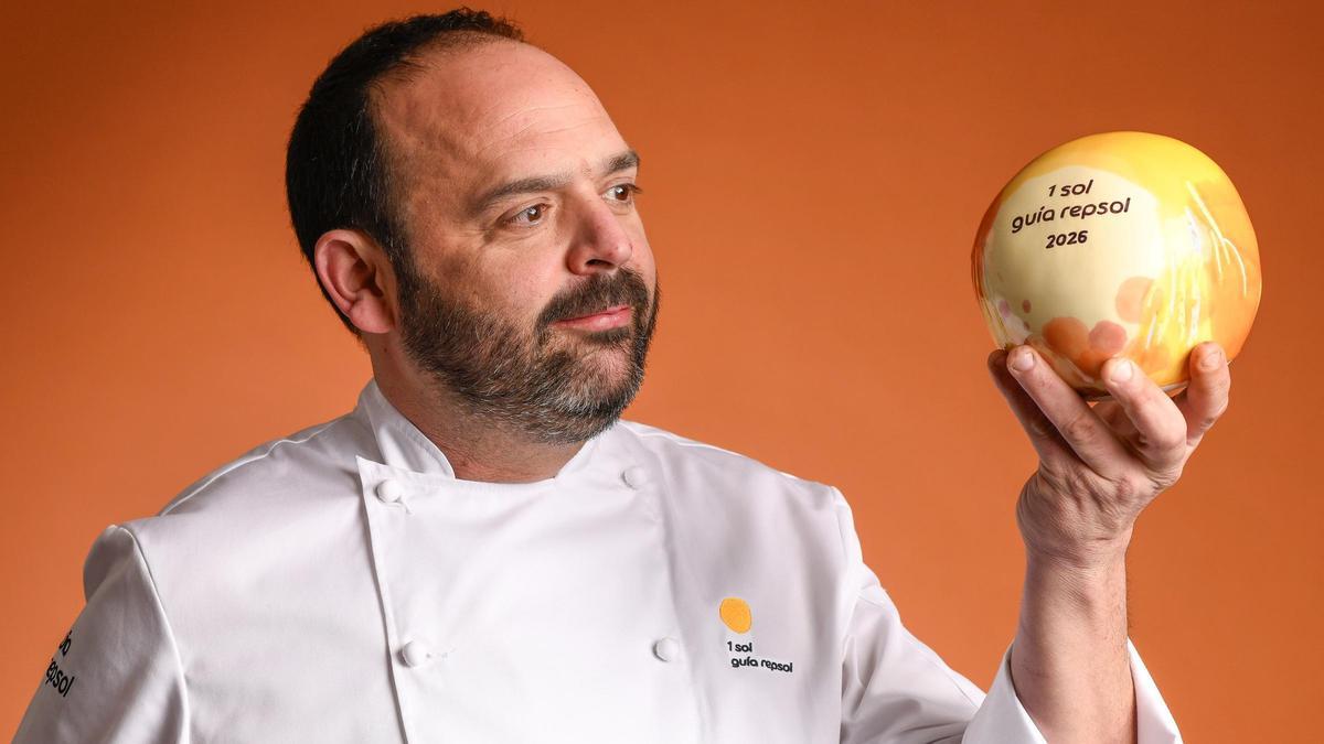 Martín Komamala, con el sol Repsol conseguido por el restaurante Plats Forts 539.