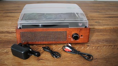 Plato giratorio sobre una mesa de madera