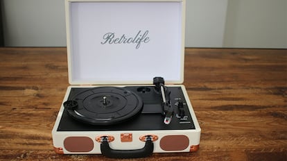 Plato giratorio sobre una mesa de madera