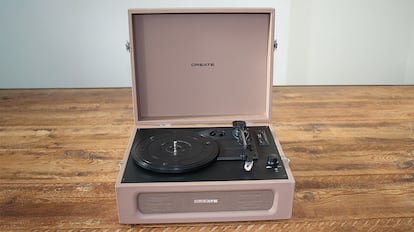 Plato giratorio sobre una mesa de madera