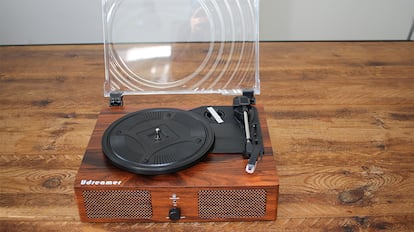 Plato giratorio sobre una mesa de madera