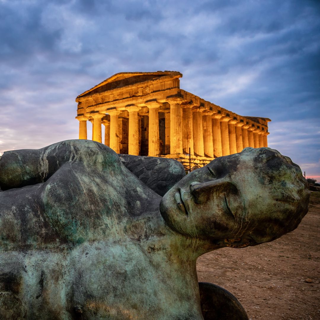 Estatua de Ícaro caído, obra del escultor Igor Mitoraj, frente al Templo de la Concordia, en el Valle de los Templos, Sicilia