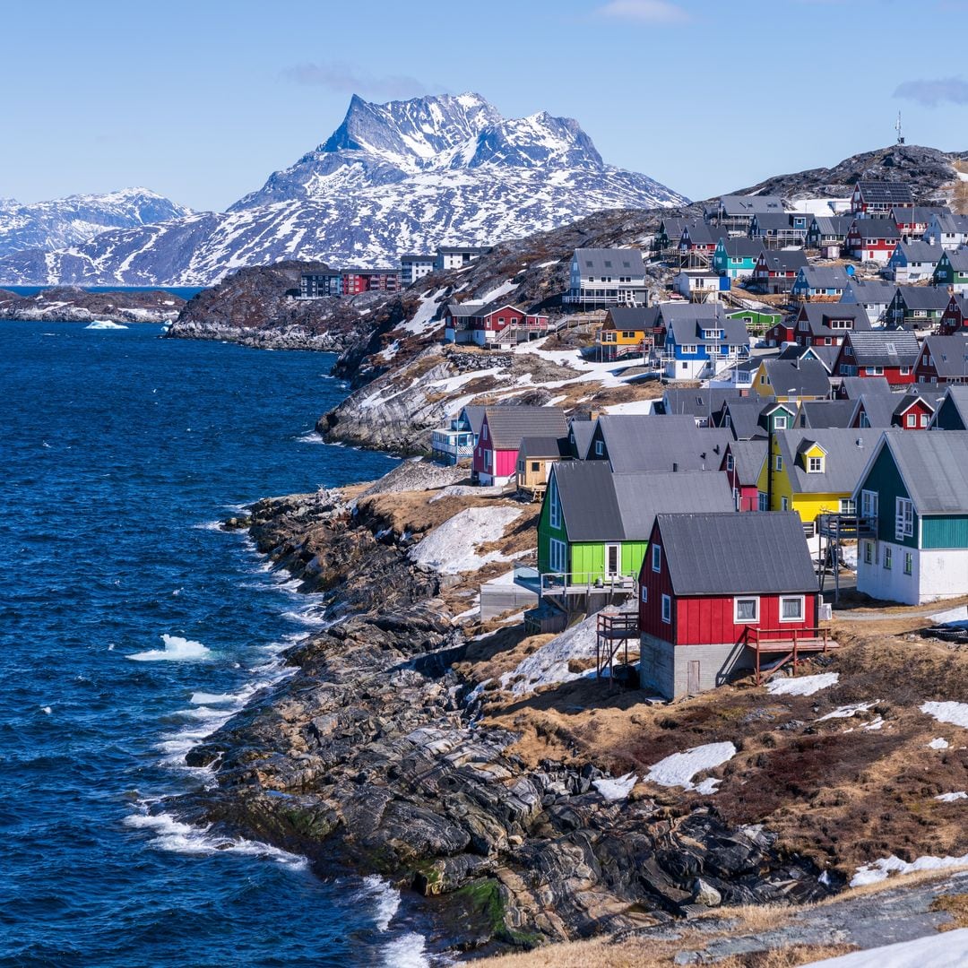 Casas coloridas ubicadas a lo largo de la costa de Nuuk, Groenlandia, con la montaña Sermitsiaq al fondo
