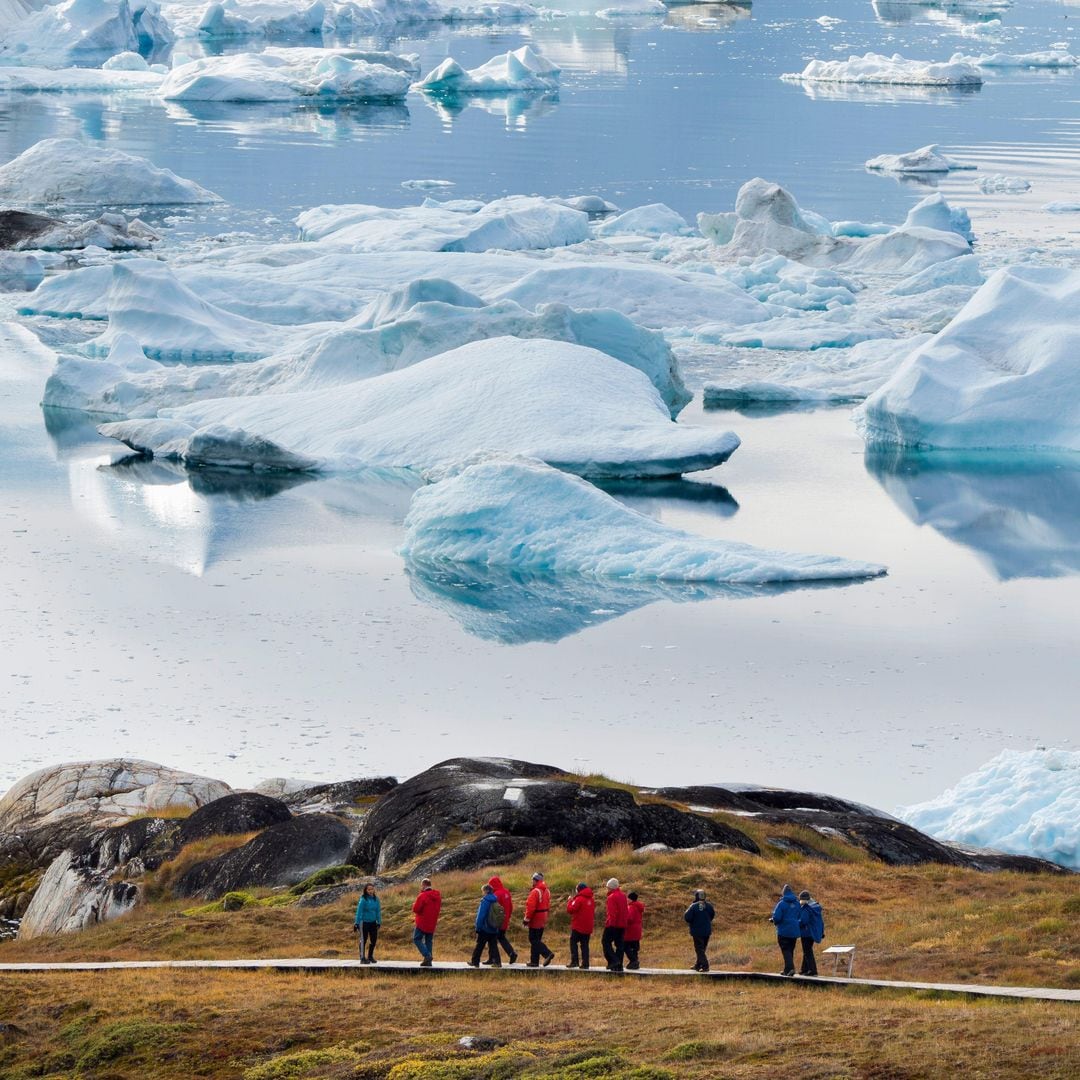 Turistas admirando el fiordo helado de Ilulissat, Groenlandia.