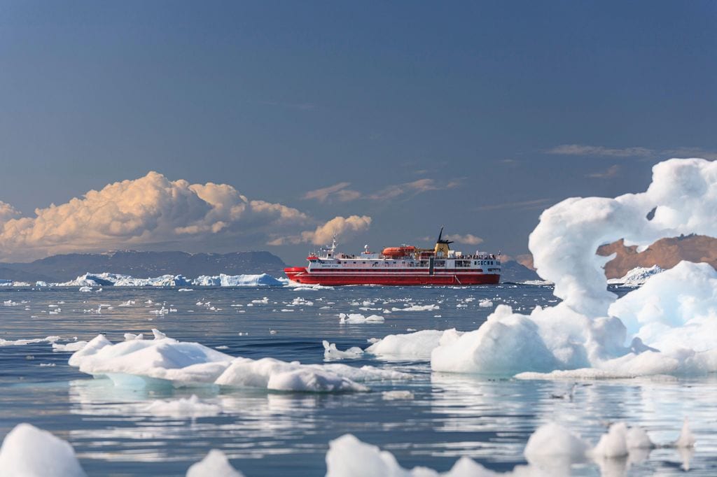 Ferry Sarfaq Ittuk entre icebergs en la Bahía Disko, Groenlandia