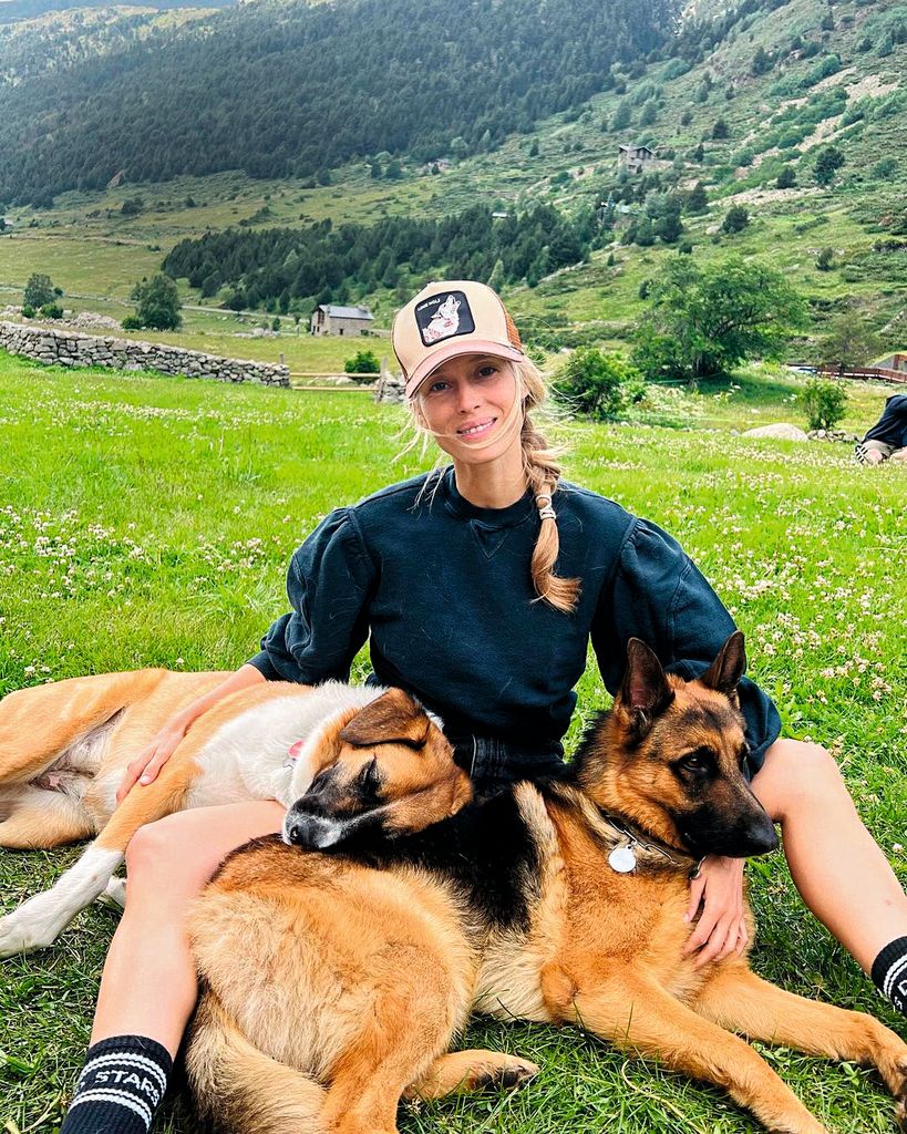Vanesa Lorenzo con sus perros en el campo