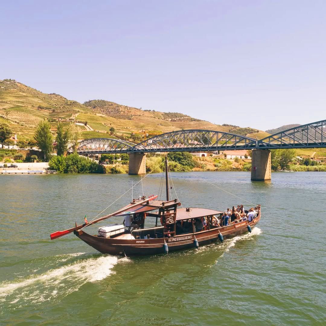 Rabelo navegando por el Duero, Portugal