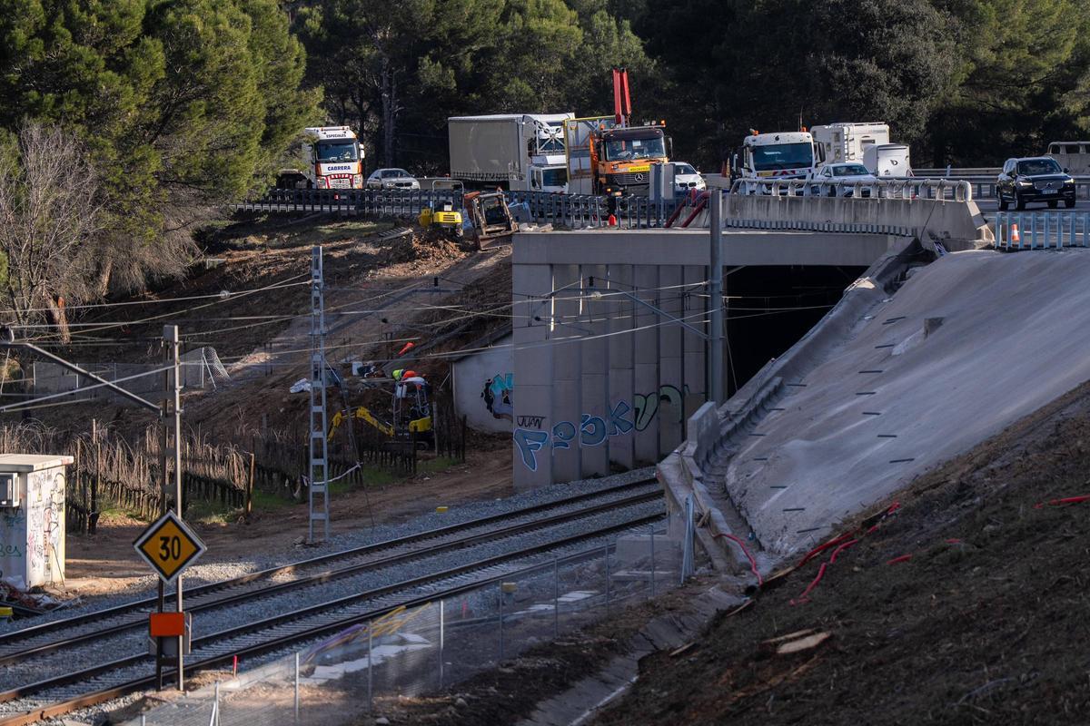 Las vías de la R4 en Gelida, con el talud que se cayó el 20 de enero, reparadas posteriormente